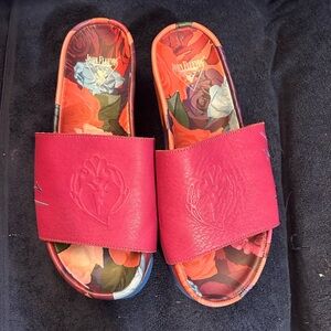 John Fluevog slides.  These are in new condition
